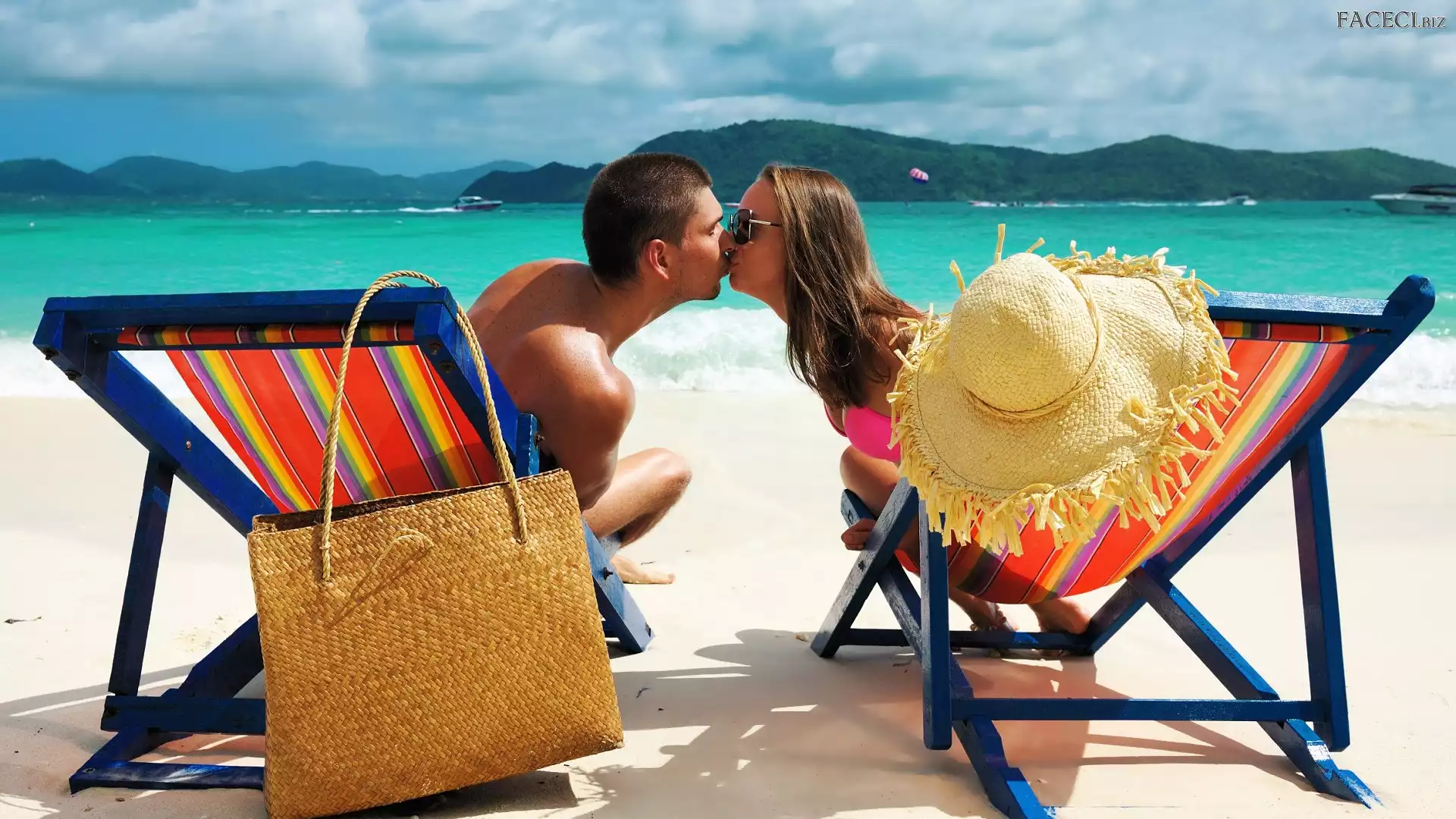 Morze, Kobieta, Kapelusz, Miłość, Plaża, Leżaki, Lato, Mężczyzna, Wakacje, Torba, Pocałunek