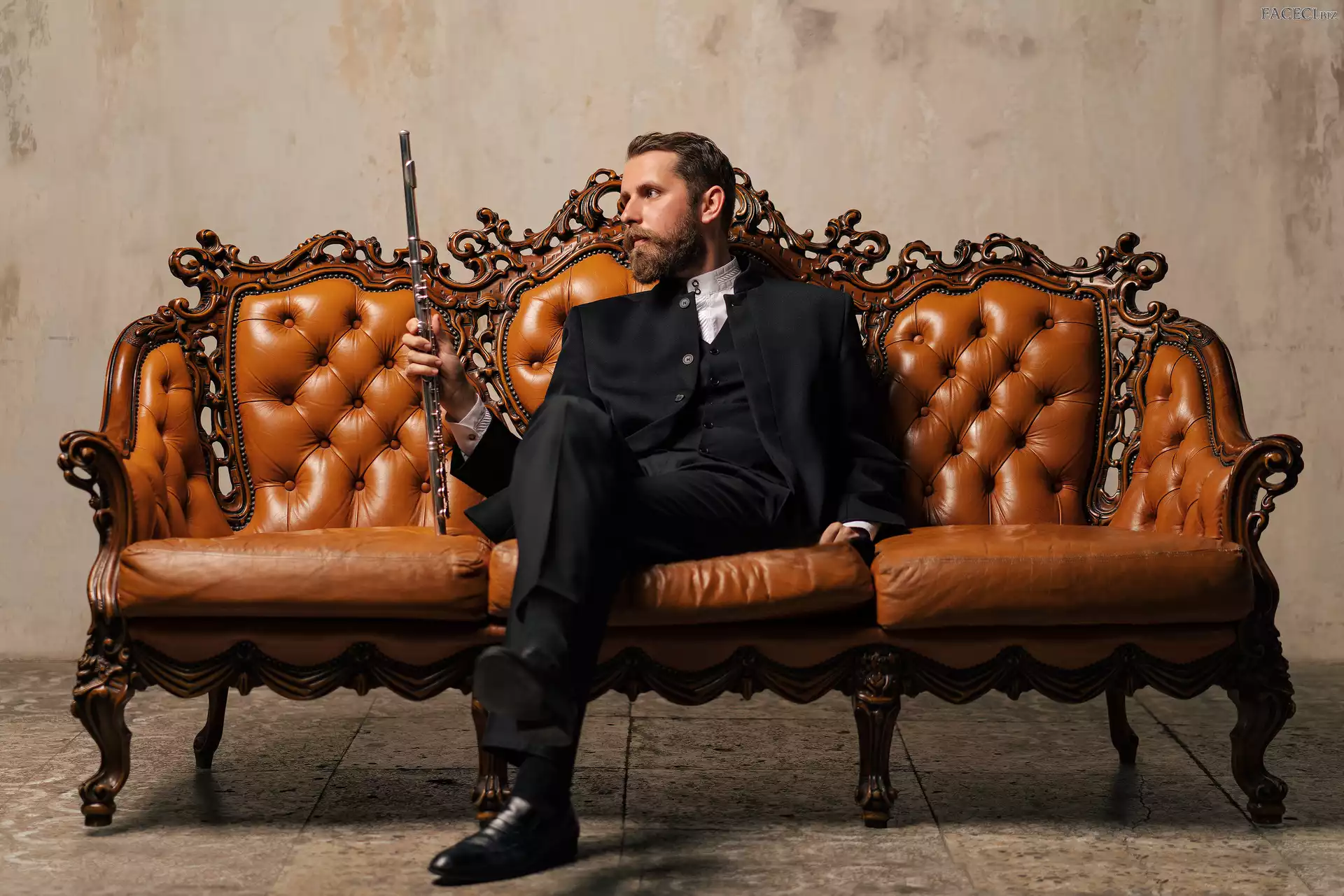 Kanapa, Wąsy, Mężczyzna, Flet, Sofa, Broda, Garnitur